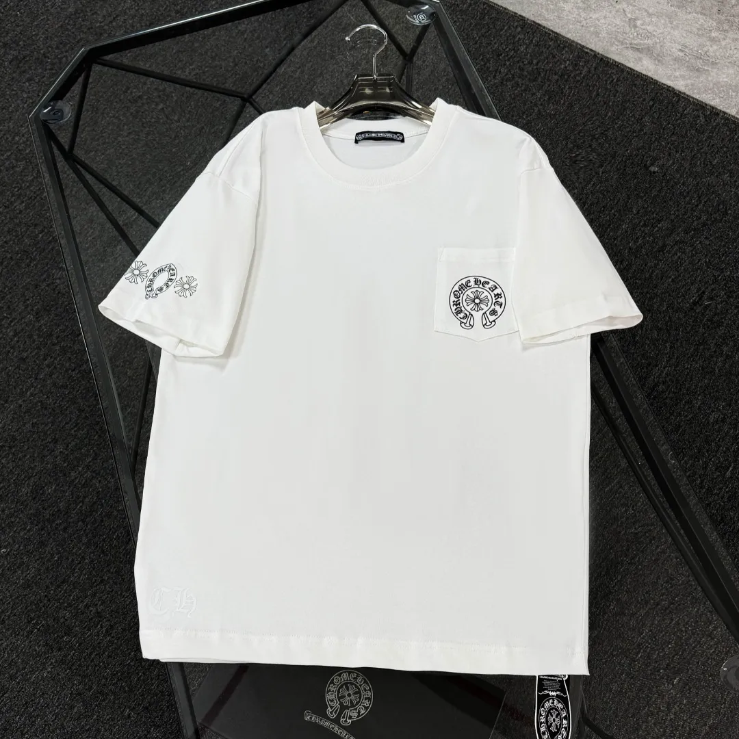 P170 Chrome Hearts Chrome Hearts 25 high version. The fabric is made of 300g high-density pure cotton. It does not deform or shrink. It has three labels. It is the same style for men and women. Technology: Gradient digital printing. Color: White. Black. SIZE: S-XL.